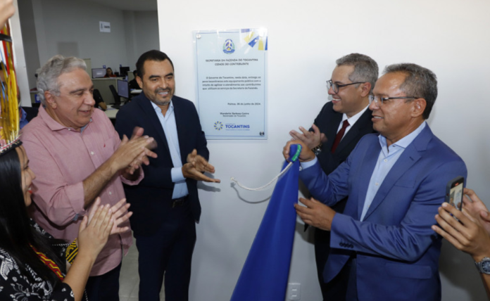 Governador Wanderlei Barbosa e o vice Laurez Moreira acompanhados do secretário de Estado da Fazenda descerram a placa de inauguração da Agência de Atendimento - Foto: Ademir dos Anjos/Governo do Tocantins