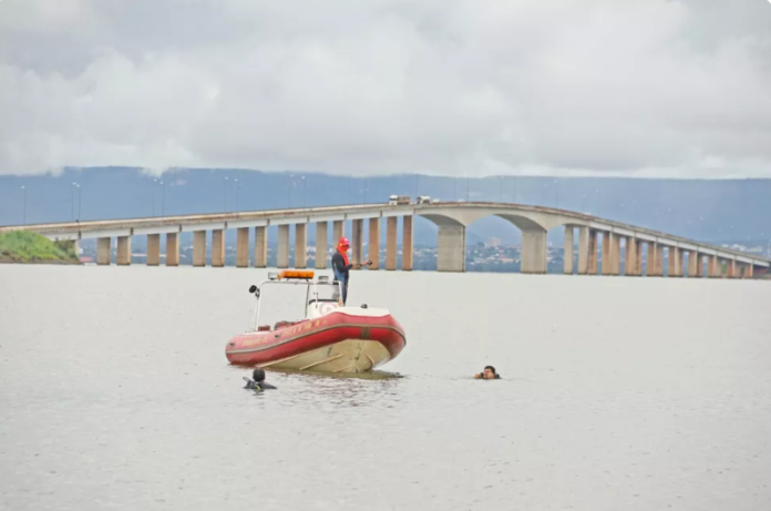 Bombeiros procurando vítima de afogamento no Lago de Palmas — Foto: Divulgação/Corpo de Bombeiros