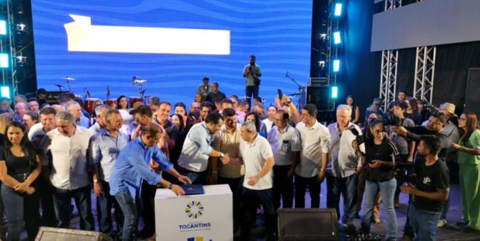 Prefeito Ronivon e governador Wanderlei se cumprimentam na solenidade da inauguração da ponte nessa sexta (Foto: Secom Porto Nacional)