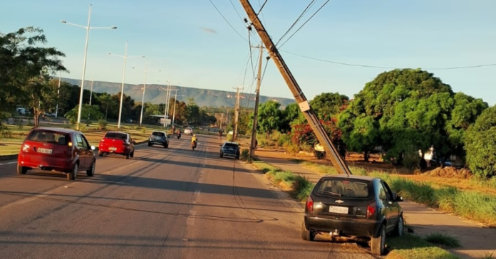 Acidente de trânsito com poste registrado pela Energisa (Foto: Divulgação/Energisa)